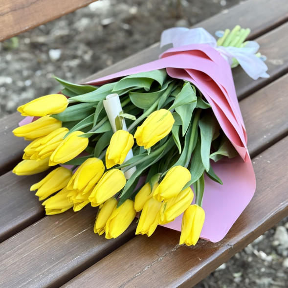 21 желтый тюльпан в Бахчисарае