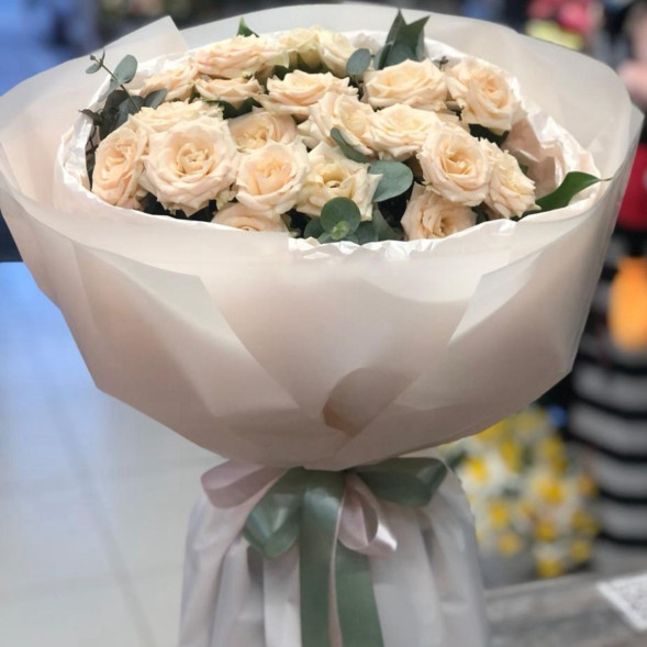 7 кремовых кустовых роз с эвкалиптом в Бахчисарае