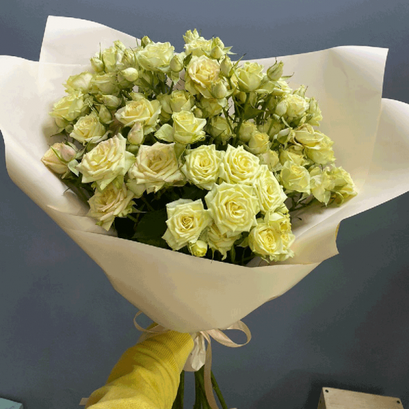 7 кремовых кустовых роз в Бахчисарае