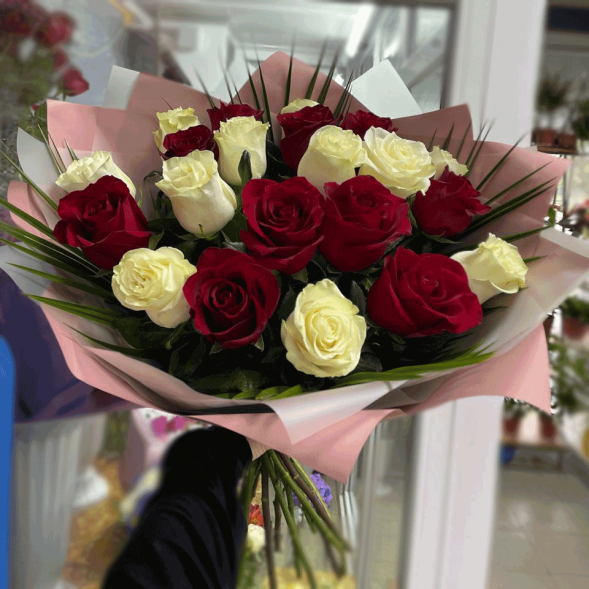 21 красная и белая роза микс в Бахчисарае