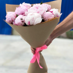 Букет 9 нежных пионов в крафте