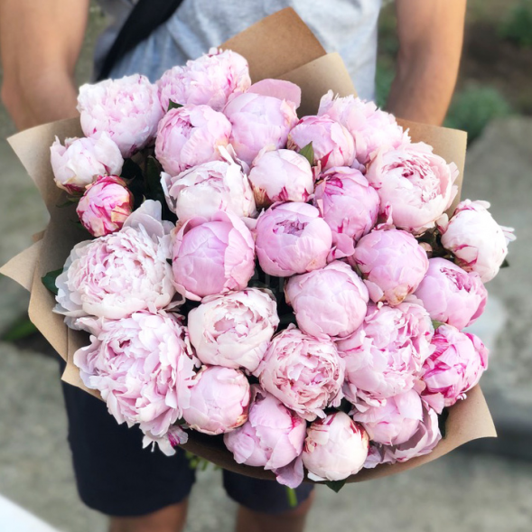 Букет 29 нежных пионов в крафте в Бахчисарае