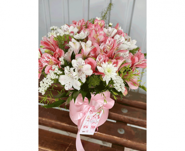 Нежный микс альстромерий в шляпной коробке в Бахчисарае