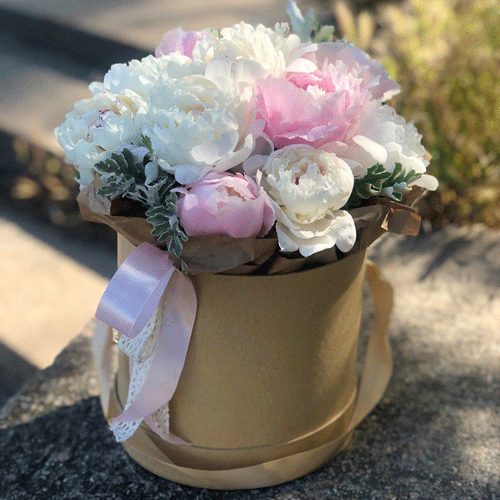 Пионы в шляпной коробке в Бахчисарае