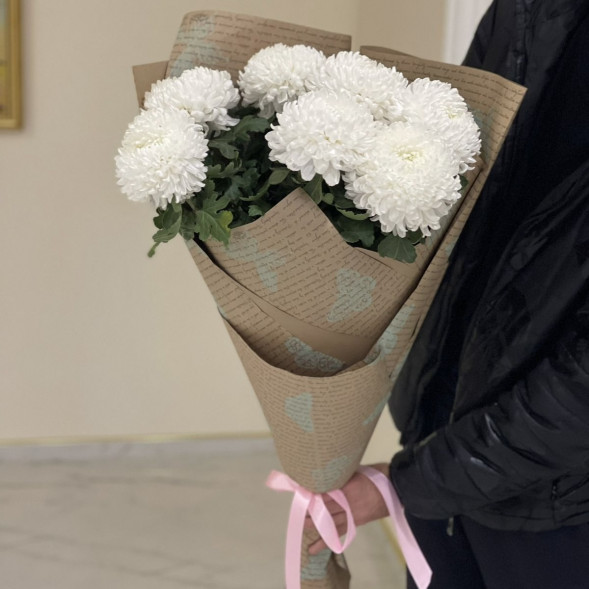 Букет 7 белых одноголовых хризантем в крафте в Бахчисарае