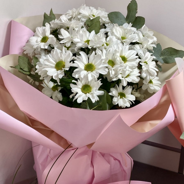 Букет  из 7 белых кустовых хризантем в упаковке в Бахчисарае