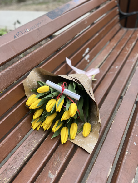 15 жёлтых тюльпанов в Бахчисарае