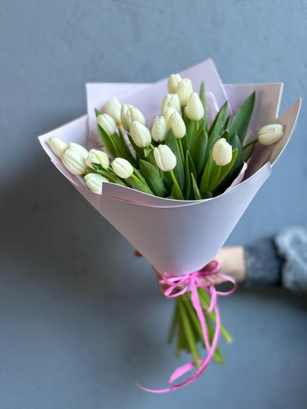 21 белый тюльпан в Бахчисарае