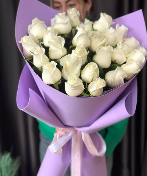 25 белых роз в упаковке Эквадор в Бахчисарае