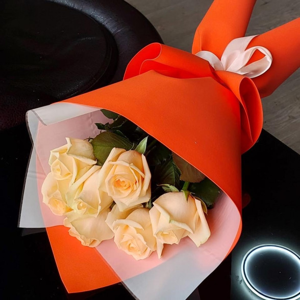 Букет 7 кремовых роз в упаковке в Бахчисарае