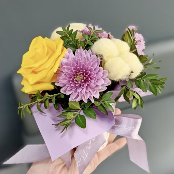 Цветы в стаканчике в Бахчисарае