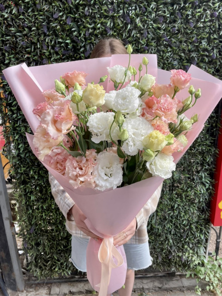 Букет 7 белых и нежно-розовых эустом в Бахчисарае