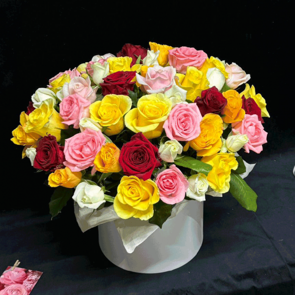 51 роза микс в шляпной коробке в Бахчисарае