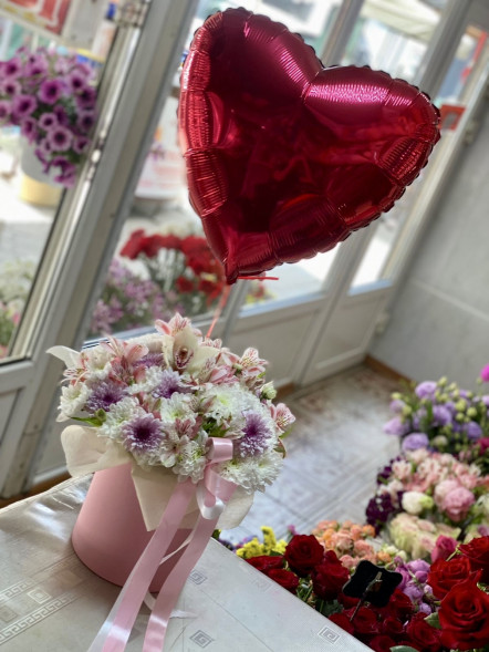 Цветы в коробке и шарик в форме сердца в Бахчисарае