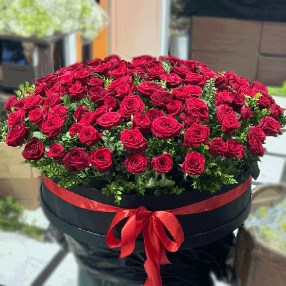 101 красная роза в шляпной коробке в Бахчисарае