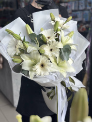 Букет с лилией и герберами
