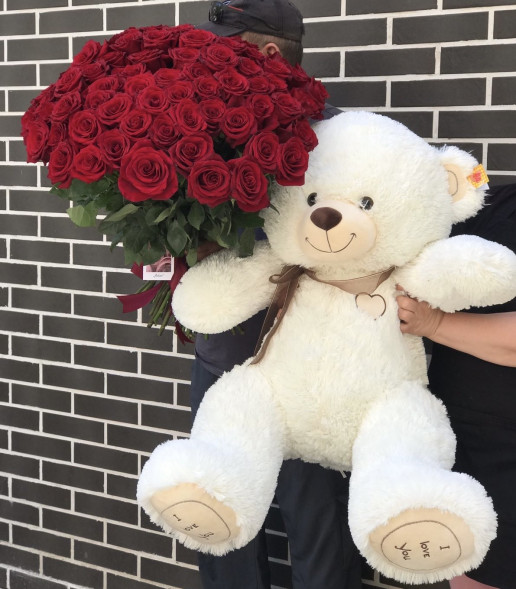 Подарочный набор из 51 красной розы и большого плюшевого мишки в Бахчисарае
