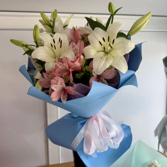 Букет из лилий и альстомерий в Бахчисарае