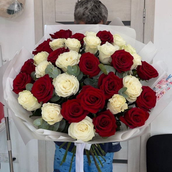 35 роз Эквадор Премиум с эвкалиптом в Бахчисарае