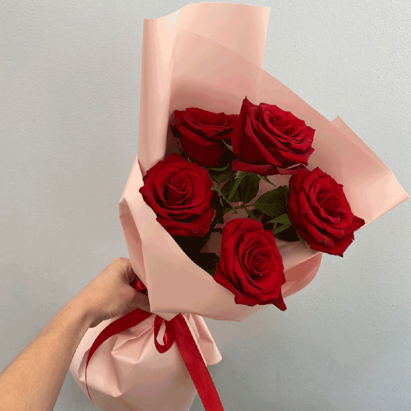 Стильный букет 5 красных роз в Бахчисарае