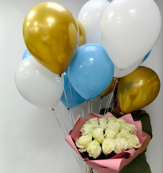 Букет 15 белых роз и 15 гелиевых шаров в Бахчисарае