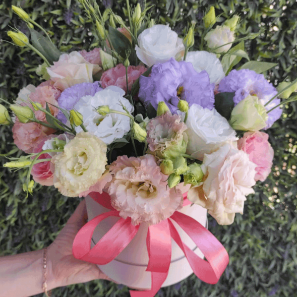 Нежный микс эустом в шляпной коробке в Бахчисарае